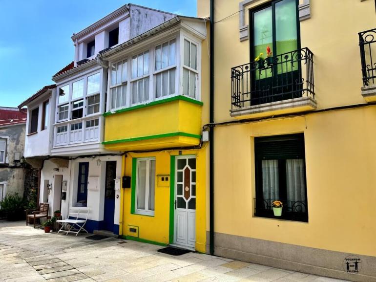 Casas coloridas en el pueblo de Redes en Galicia 