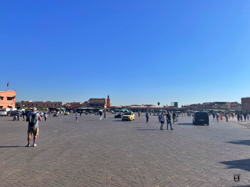 Plaza Jemma El-Fna en Marrakech de día 