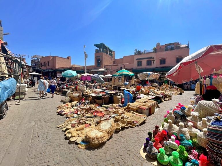 Plaza principal del zoco de las especias en Marrakech 