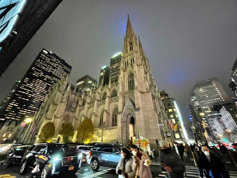 Catedral de San Patricio en Nueva York de noche desde el otro lado de la calle